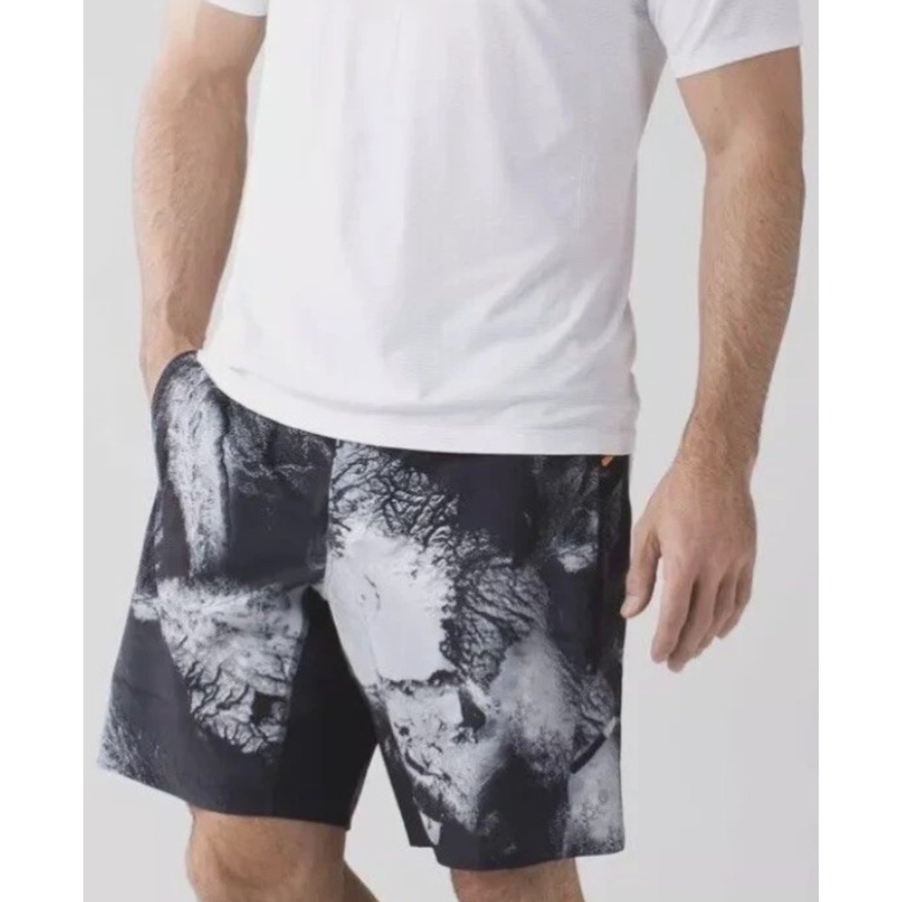 Lululemon Men's Assert Short 9" Aerial Ice Black/Gray and White- Size 34